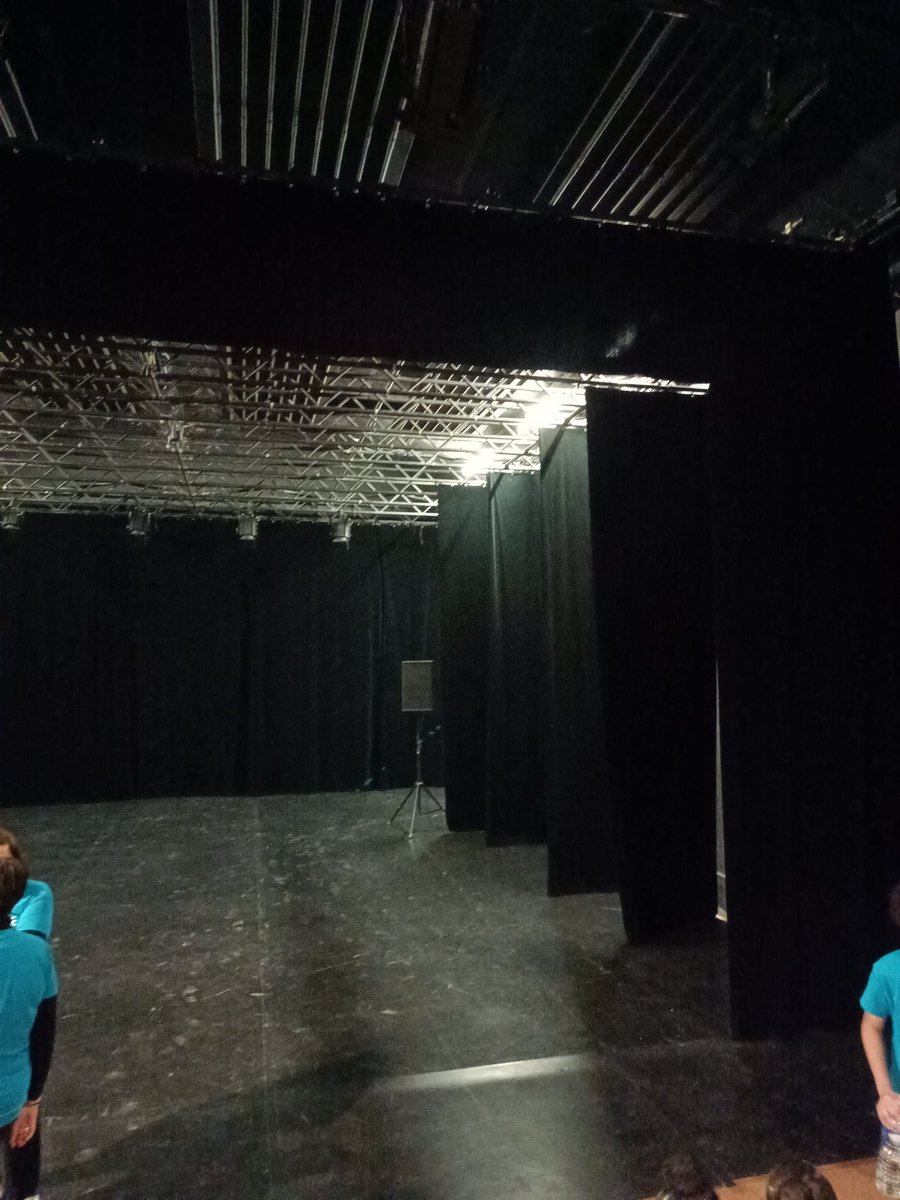 classedesmakers's tweet image. Si vous avez des questions, ou si vous voulez voir quelque chose de précis dans le théâtre, n&apos;hésitez pas à contacter nos reporters ! #LePetitLavoisier