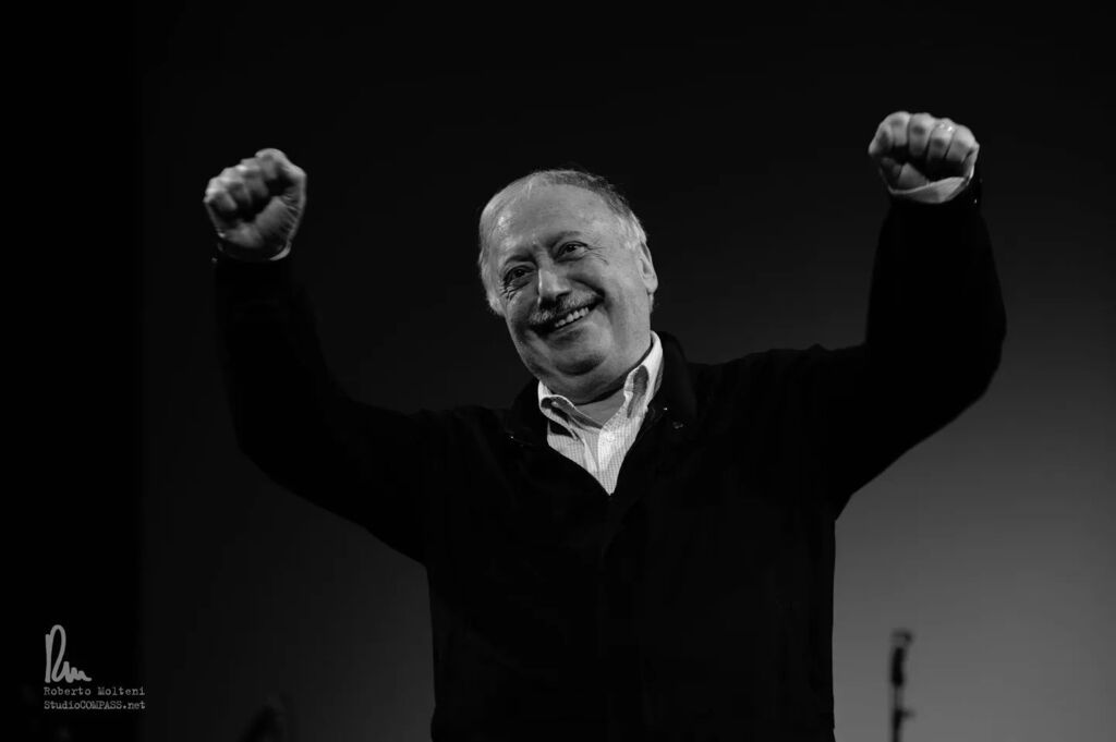 Questa foto ci porta indietro di nove anni. Il tema della Rassegna del 2014 era “Le Resistenze”. A Gianni Minà il #PremioTenco per la sua entusiasta "resistenza" culturale e televisiva.

Grazie Gianni. instagr.am/p/CqUo26SM32n/