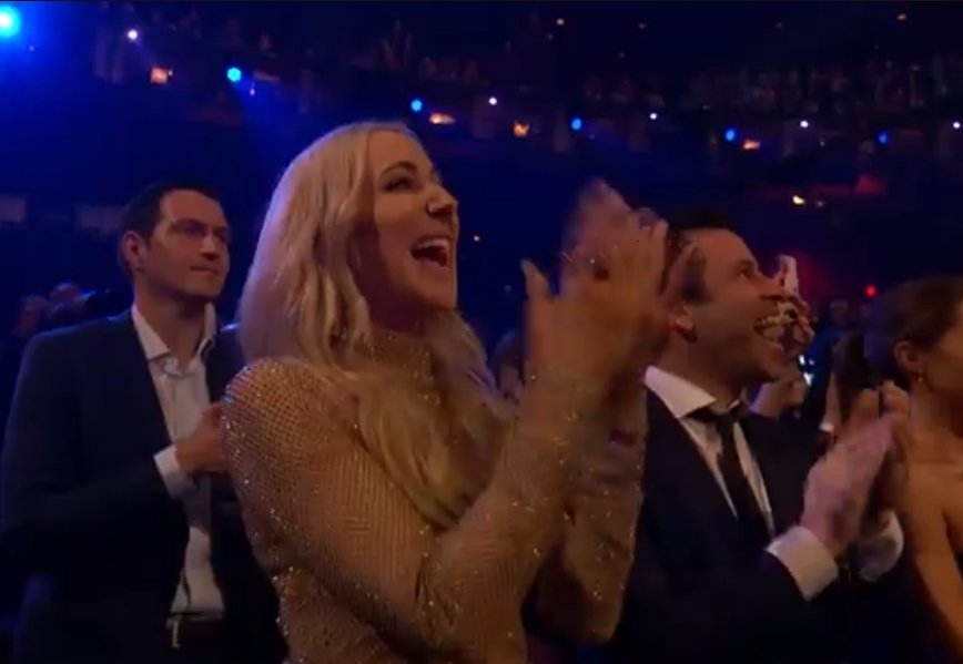 Nikki Glaser (one of my favourite comics) has got to be one of the biggest swifties 😭 look at her cheering for Taylor!! Love her