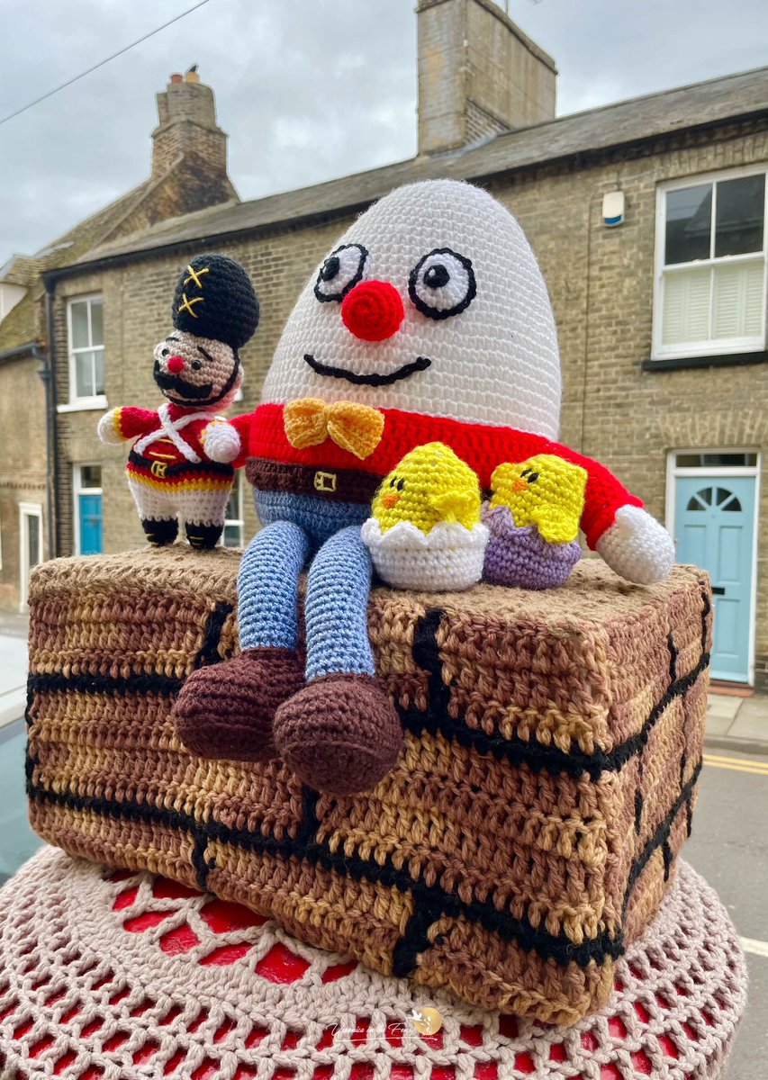 VeronicaJoPo's tweet photo. Love, love, love it 😍 
Ely’s new Easter Postbox Topper! 
The amazing Humpty Dumpty 
🥚🐣🐥
Waterside, Ely, Cambridgeshire 
#PostboxTopper #SecretYarnbomber #HappyEaster #HumptyDumpty  @SpottedInEly https://t.co/9uxMjyC051