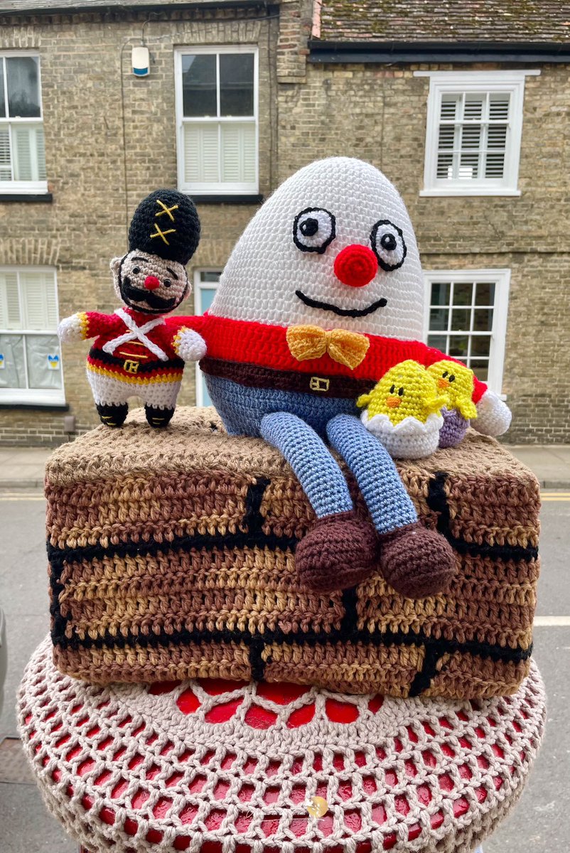 VeronicaJoPo's tweet photo. Love, love, love it 😍 
Ely’s new Easter Postbox Topper! 
The amazing Humpty Dumpty 
🥚🐣🐥
Waterside, Ely, Cambridgeshire 
#PostboxTopper #SecretYarnbomber #HappyEaster #HumptyDumpty  @SpottedInEly https://t.co/9uxMjyC051