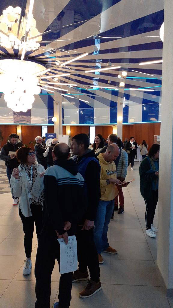 Seb_Felix_PE's tweet photo. Très forte affluence à l'ouverture des portes : bravo aux équipes de Pôle emploi et de la Communauté de Communes Chalosse Tursan pour cette beau partenariat au service de la satisfaction des Demandeurs d'emploi et des Employeur https://t.co/OP1wtdN4Dh