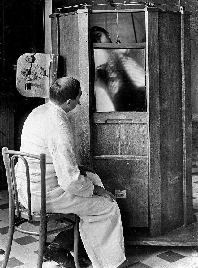 RelatocuriosoK's tweet photo. - Una radiografía de tórax en curso en el departamento del Dr. Maxime Menard, en el hospital Cochin en París, alrededor de 1914. Mendard perdería su dedo debido a los efectos secundarios de manejar la máquina de rayos X. https://t.co/CDoafEFpTf