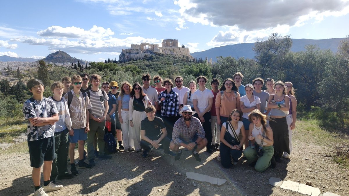 Upp_Classics's tweet image. What a view! Everyone enjoying the Acropolis from the Pnyx. Although a little tired from climbing! #Upp_Classicstrip2023 #TheAdyssey