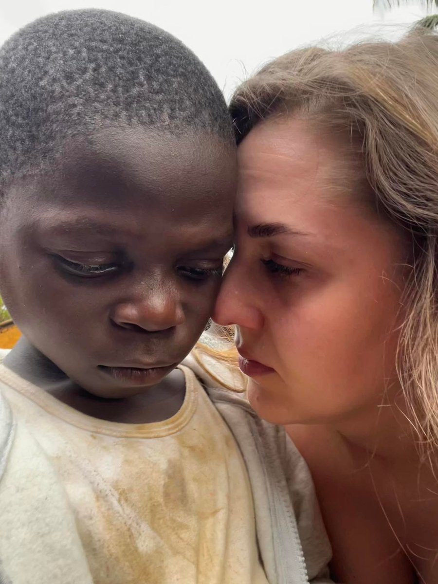 FundDominikanek's tweet photo. Żegnaj Afryko… Do zobaczenia ❤️
Kochani! 
Nasz czas w Kamerunie 🇨🇲dobiegł już końca 😢 
Wracamy do Polski z bagażem pełnym doświadczeń i pięknych wspomnień ❤️ 

Kochane dzieci, kochani Kameruńczycy już nie możemy doczekać się kolejnego spotkania. 
Do zobaczenia za rok🥹❤️ https://t.co/aG7SHr6pHM