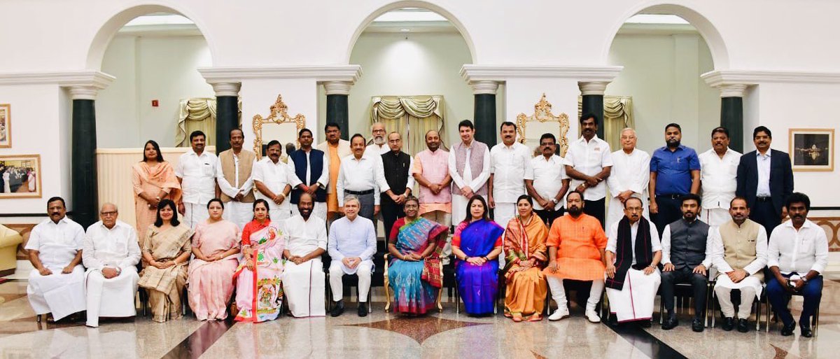 DrSenthil_MDRD's tweet photo. Customary Breakfast for MPs statewise was hosted by @rashtrapatibhvn 

Compared to previous Breakfast interactions,this one was a big let down 

In terms of arrangements this was in a big hall and not in customary table in President's house.

Food served cold &amp; some items spoilt https://t.co/09wmSxpYXU