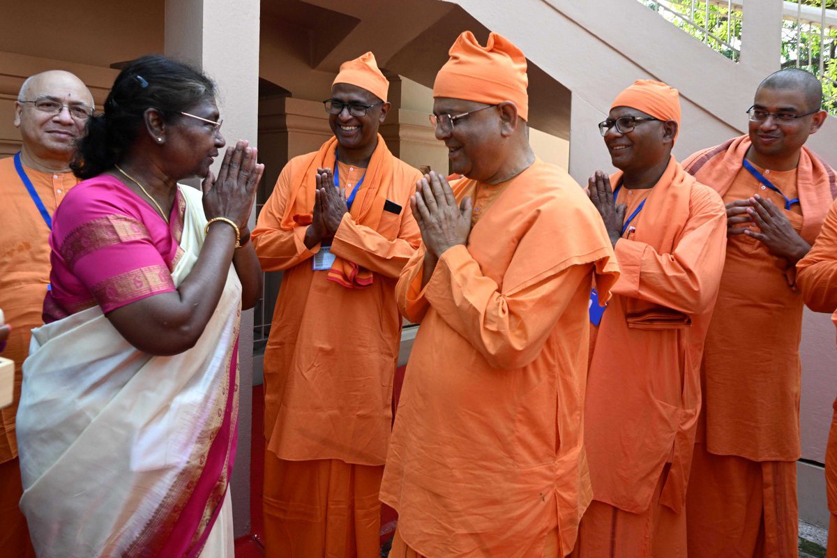 President Droupadi Murmu visited Belur Math and had the darshan of Sri Sri Thakur Ramakrishna Paramhansa and Holy Mother. She also visited the room where Swami Vivekananda lived and entered into Mahasamadhi.