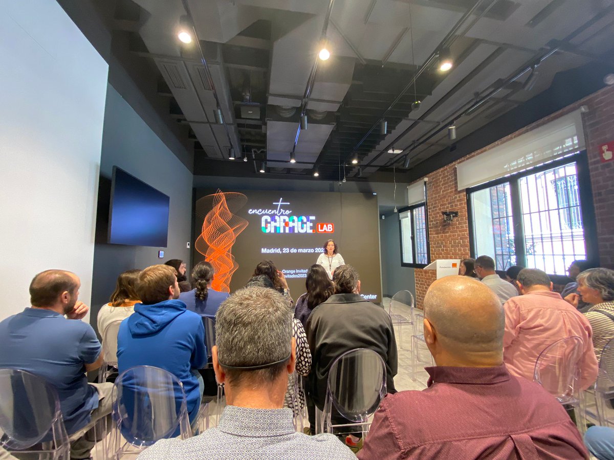 El_Llindar's tweet photo. La setmana passada, amb 34 #GarageLab més de tot l'estat, vam ser a l'#OrangeDigitalCenter de @fundacionorange on alumnes i professors de l'itinerari de fabricació digital vam reflexionar sobre l'avaluació dels continguts de la formació i sobre el futur i possibilitats del sector https://t.co/ZL4RVCU7xc