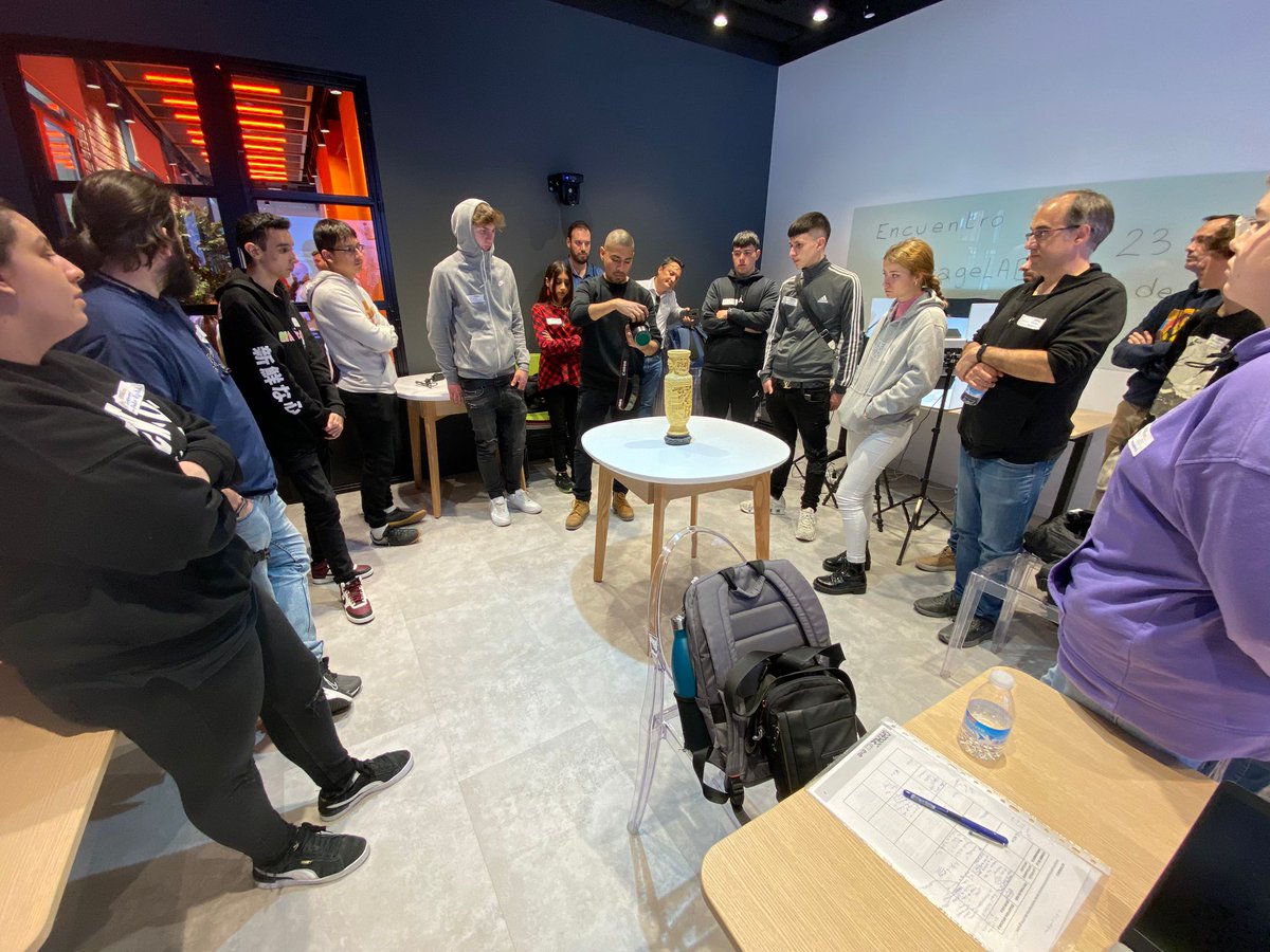 El_Llindar's tweet photo. La setmana passada, amb 34 #GarageLab més de tot l'estat, vam ser a l'#OrangeDigitalCenter de @fundacionorange on alumnes i professors de l'itinerari de fabricació digital vam reflexionar sobre l'avaluació dels continguts de la formació i sobre el futur i possibilitats del sector https://t.co/ZL4RVCU7xc