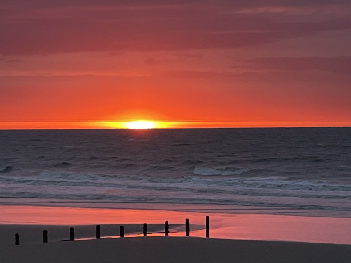 GrumpsV's tweet photo. Stunning sunrise this morning on the Romney Marsh #stmarysbeach https://t.co/AowjS3sZZQ