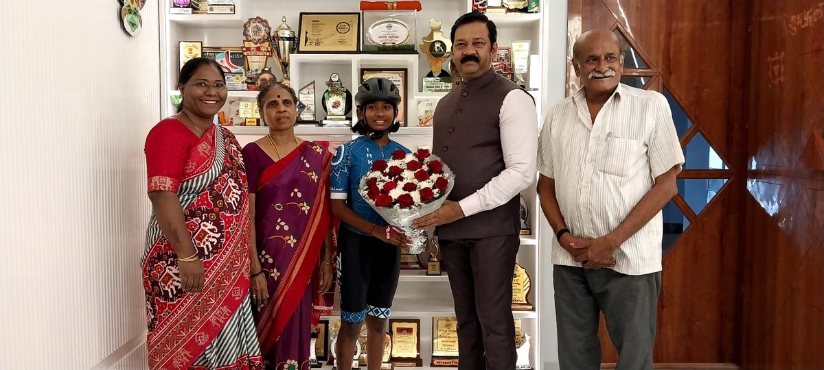 ganpatgaikwad9's tweet photo. #कल्याण मधील स्केटिंगची राष्ट्रीय खेळाडू आस्था प्रकाश नाईकर हिने नुकताच #राष्ट्रीय #स्केटिंग स्पर्धेत सर्वोत्तम कामगिरी बजावत सुवर्ण पदक पटकावल्याबद्दल तिच्या या उल्लेखनीय कामगिरीबद्दल तिची भेट घेऊन तिचा सत्कार करून अभिनंदन व कौतुक केले. https://t.co/xzpNwXCh8l