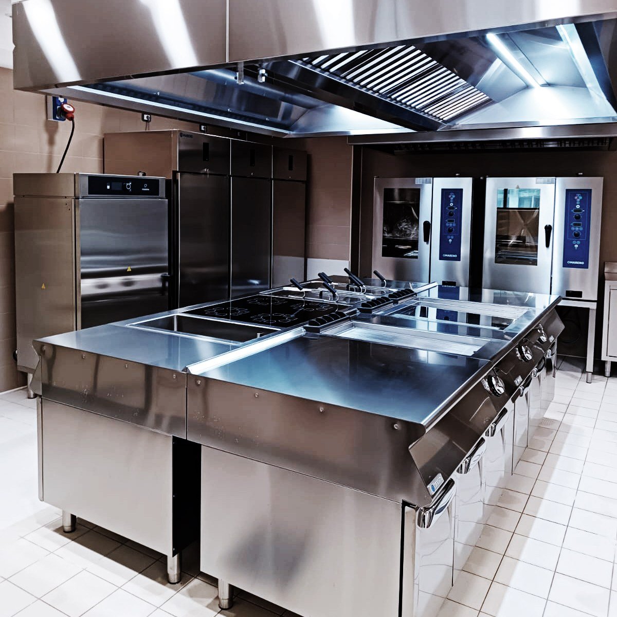 AliGroupFS's tweet photo. Every new installation is like a new beginning!

This Mareno project includes a back-to-back cooking unit, consisting of ribbed and mixed griddle, bain-marie, induction and pasta cooker!

#aligroupFS #mareno #kitchen #foodservice #commercialkitchen https://t.co/epf0oebWcK
