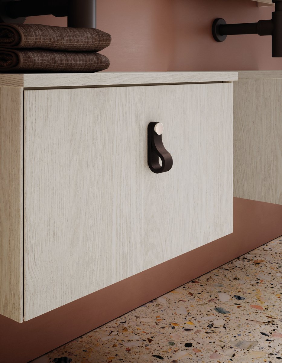 JOCORAND's tweet photo. Disseny elegant i sofisticat pensat per a espais reduïts. Els tiradors són amb acabat cuir i els interiors del calaix estan fets amb Fumé Cuero.
Les guies totals són d’extracció Hettich i hi ha un nou concepte de moble de cortesia per a banys petits. https://t.co/JiMkGnDP5m