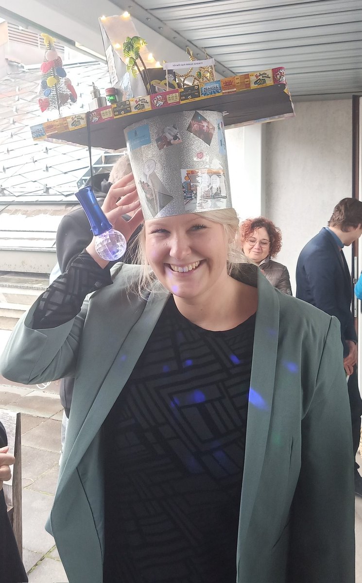 Congratulations to <a href="/AnnikaRoessler/">Annika Rössler, PhD</a> who successfully defended her PhD thesis yesterday. @imed_tweets  You have done a great job. 🎉🎓🧬
And it is a very nice Christmas tree you have on your hat 😃