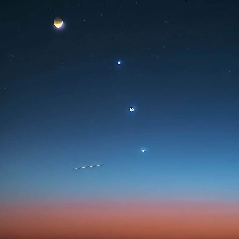 RONBupdates's tweet photo. पाँच ग्रह र चन्द्रमा एकै लाईनमा देखिने: Mercury, Venus, Jupiter, Uranus, Mars and Moon will be seen in a line in today's evening sky in some parts of the World. Only 2-3 planets will be seen for a short period from Nepal.  #PlanetParade

File Pic. Representative Image https://t.co/XKwfCUu0QP