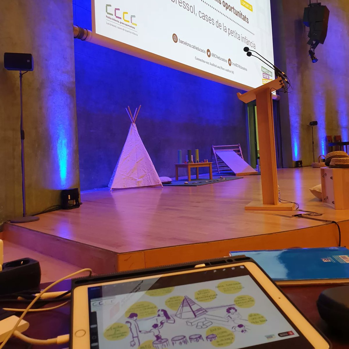 Comencen la #jornadapetitainfanciabcn. Amb ganes de vibrar amb les persones que tenen cures de la vida i ens ajuden a creen vincles i comunitat 
#relatoriavisual #graphicrecording #visualthinking