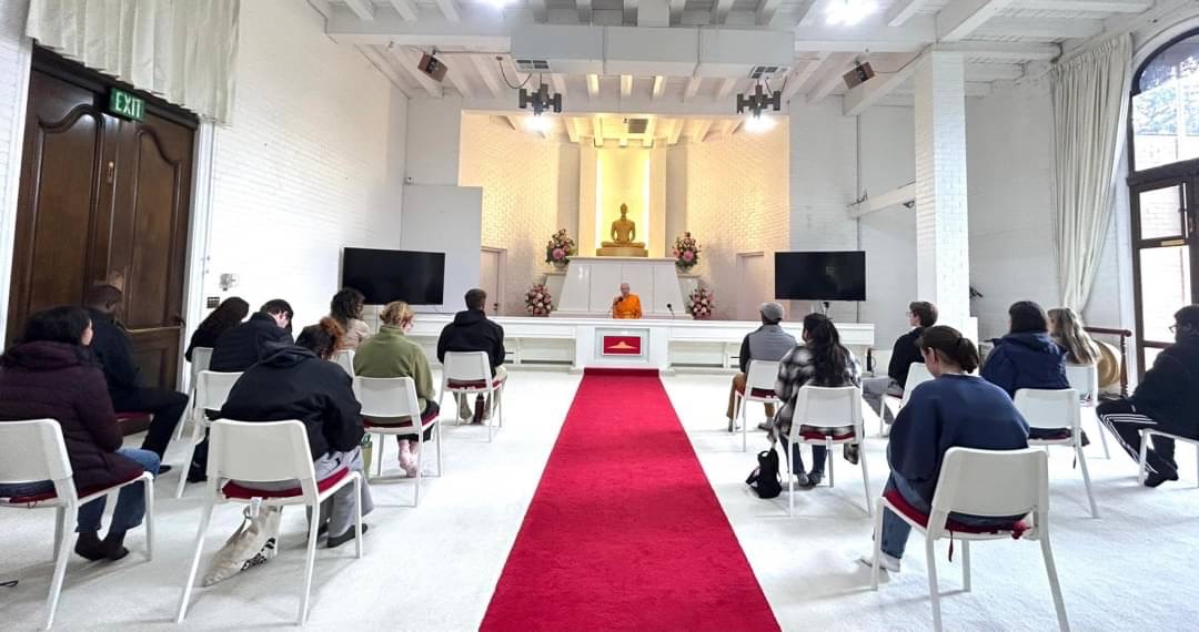 DMCupdates's tweet photo. นักศึกษาปริญญาตรีมหาวิทยาลัย Azusa Pacific University ได้มาเยี่ยม #วัดพระธรรมกายแคลิฟอร์เนีย ประเทศสหรัฐอเมริกา https://t.co/gUPZuQTXpX https://t.co/lB5A1IrItu