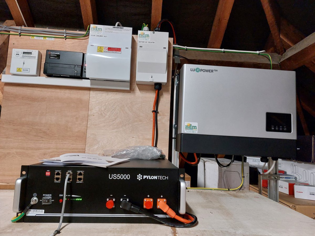 NdmRenewables_'s tweet photo. Behind the scenes👀

Everyone knows what #solarpanels look like right? So whats this...

This is where the #directcurrent electricity, which #solar panels generate, is converted to #alternatingcurrent electricity, which the #electricalgrid uses!

🌐https://t.co/AWrhfP5hyA https://t.co/Y9V847JYmz