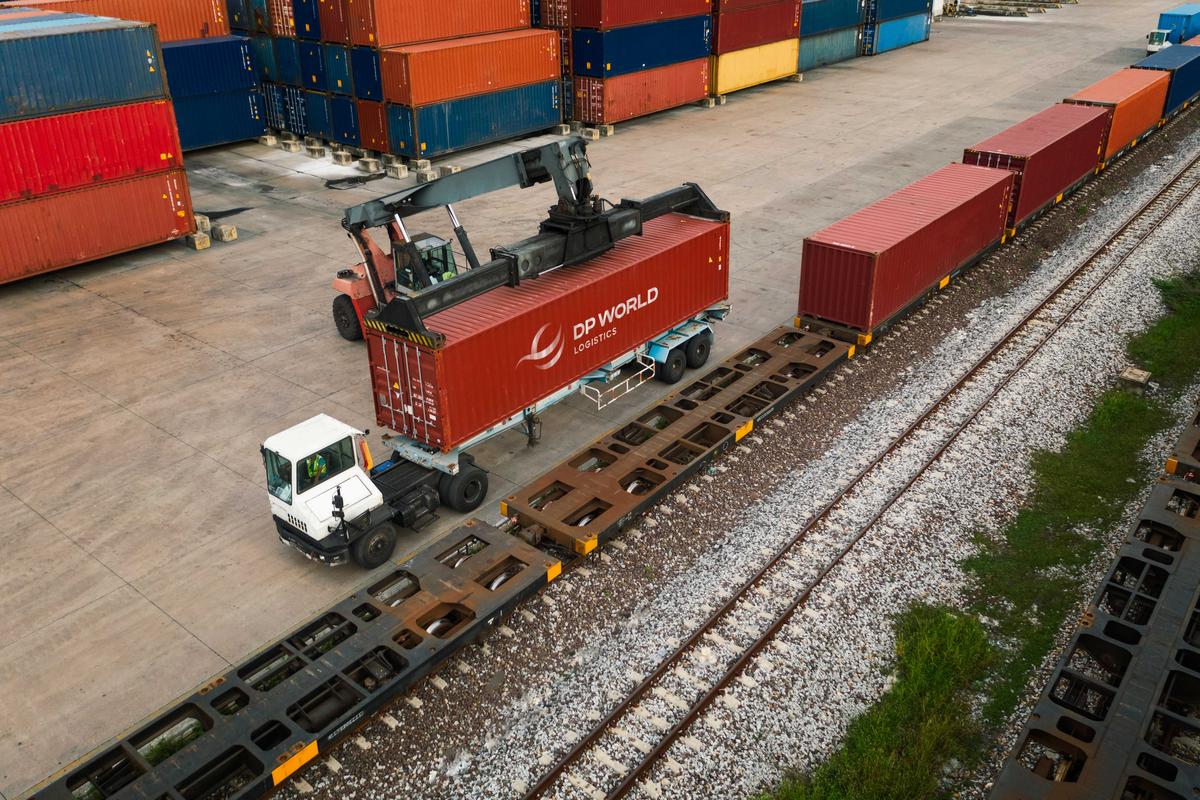 CARGOES_DPW's tweet photo. CARGOES Logistics is an all-inclusive digital solution for industry professionals who value choice and efficiency. Our platform provides the best freight rates for international shipping as well as advanced container tracking. Ready for a demo? Click here: https://t.co/Ob1RQWyGbx https://t.co/PDNgcU2CVM