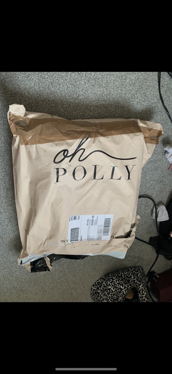 lucyhamilton20's tweet photo. I am disgusted at the customer service of @ohpollyhelp, £172 worth of items have been stolen from my parcel by @EVRi_Delivery and you won’t refund me because the picture doesn’t show it has been taped up, you can’t 100% say that as you can’t see the whole package !!!! https://t.co/181mO0Wcyc