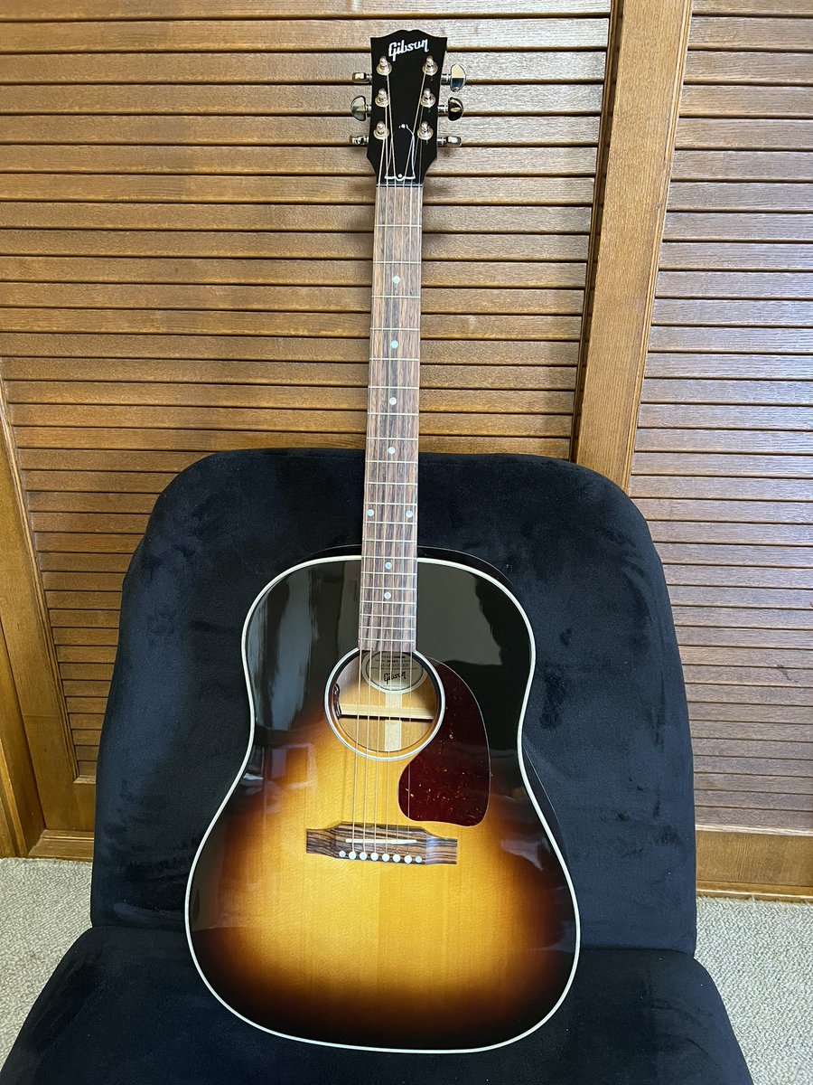 gameshinnosuke's tweet photo. 色々あって前のギターは使わない事にしました
お陰で思い切って新しい相棒を買いましたよ
またマネかよって思��れても結構
きっかけくれてありがとうね😘
死ぬまでには高いギター弾いてみたいって言う小さな夢叶いました😊

#なぁライスボール聞いてちょんまげ
#gibson
#j45standard https://t.co/BBrgqklX0x