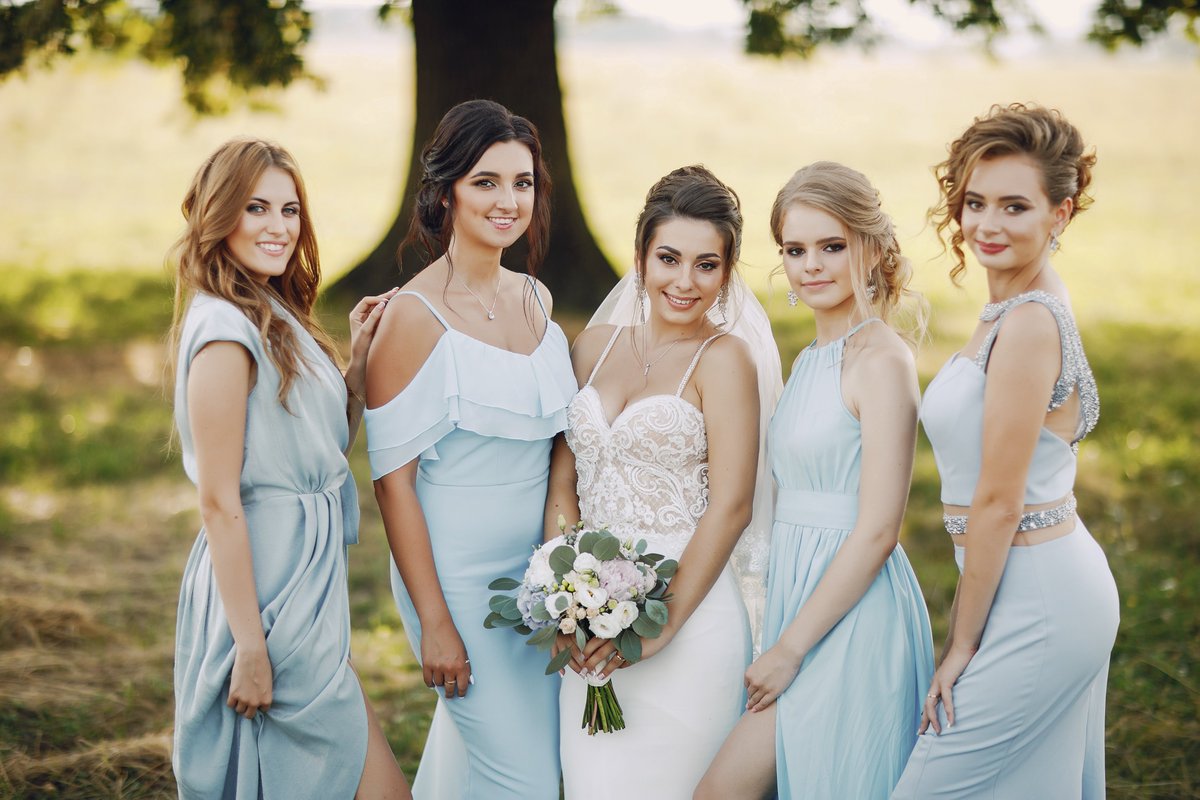 Are you looking for a way to add some personality and fun to your wedding party? Consider embracing the trend of wearing mis-matched bridesmaid dresses!
Gone are the days of uniform bridesmaid dresses.