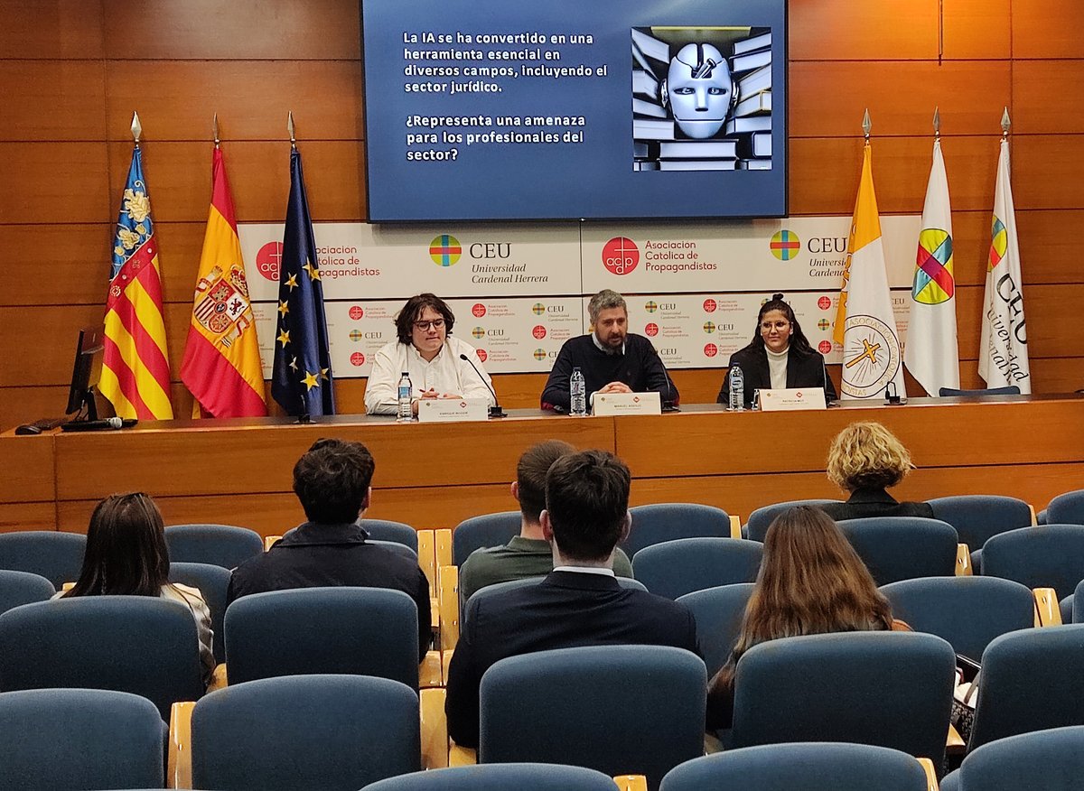 prensaUCHCEU's tweet photo. El director de IT de @broseta_es, Manuel Asenjo, ha abordado el impacto de la inteligencia artificial en el ejercicio del Derecho en una charla organizada por los estudiantes @uchceu #legalhackers https://t.co/JRsHQUmcKj