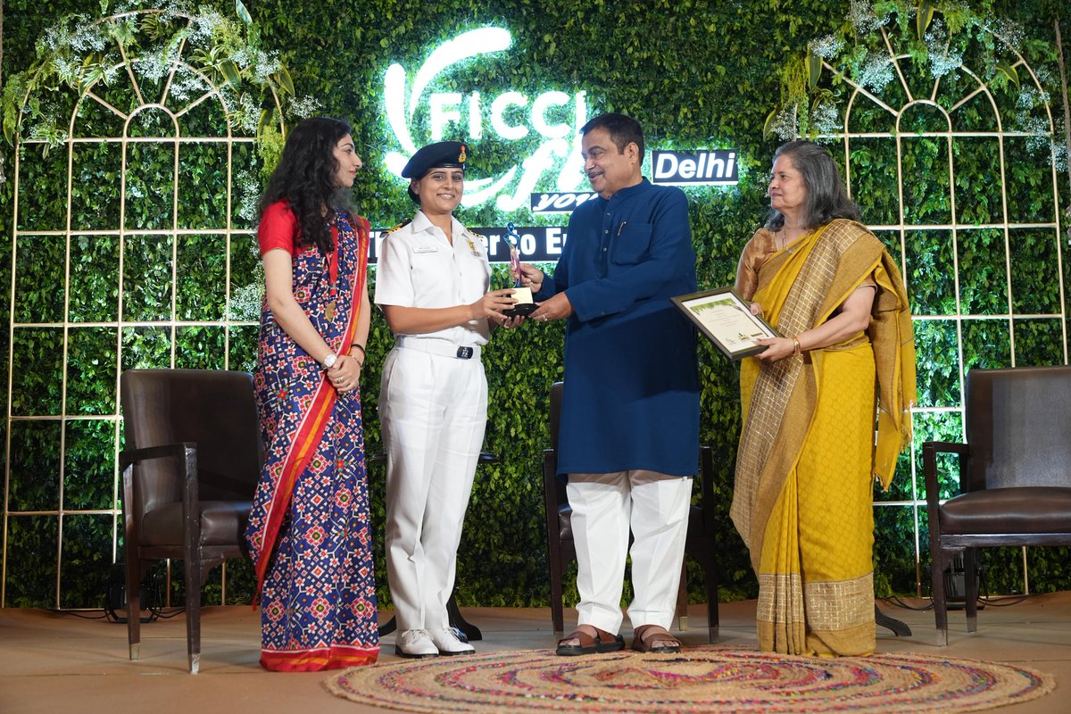 IN_Vikramaditya's tweet image. Team #INSVikramaditya is proud of our young achiever felicitated by Shri @nitin_gadkari @MORTHIndia during the YFLO Young Achievers Awards 2022-23 @FICCIFLO. We wish her many more accolades in the future. #NariShakti से राष्ट्र शक्ति. #SheIsUnstoppable 🇮🇳