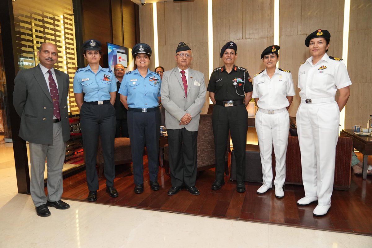 IN_Vikramaditya's tweet image. Team #INSVikramaditya is proud of our young achiever felicitated by Shri @nitin_gadkari @MORTHIndia during the YFLO Young Achievers Awards 2022-23 @FICCIFLO. We wish her many more accolades in the future. #NariShakti से राष्ट्र शक्ति. #SheIsUnstoppable 🇮🇳