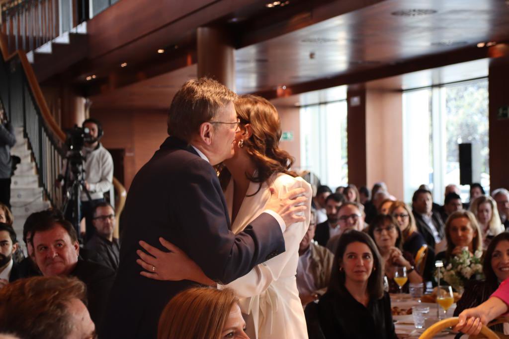 SanGomezLopez's tweet photo. Creo que una alcaldesa es, en primer lugar, una persona encargada de la convivencia, el respeto y de que cualquiera se sienta parte de su ciudad.
 
En mi caso represento un modelo de ciudad progresista en el que cabrán todas aquellas personas que no piensen como yo.

#NEFonline https://t.co/qoZj8WHE2z