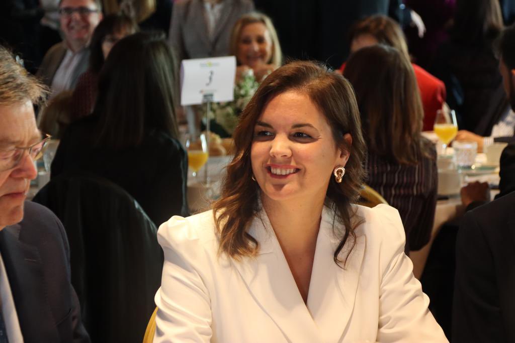 SanGomezLopez's tweet photo. Creo que una alcaldesa es, en primer lugar, una persona encargada de la convivencia, el respeto y de que cualquiera se sienta parte de su ciudad.
 
En mi caso represento un modelo de ciudad progresista en el que cabrán todas aquellas personas que no piensen como yo.

#NEFonline https://t.co/qoZj8WHE2z