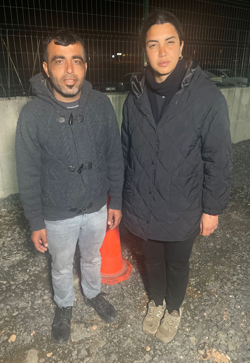 Bir Çift Ayakkabı Hikayesi…

Bir polis depremin 3. Günü 
Ramazan Dilaver’in buz kesen ayağını fark ediyor. Kendi ayakkabısını veriyor. Polis çorapla kalıyor.
Dilaver hala o ayakkabıyı giyiyor ve o polisi arıyor. Tek bildiği polisin İstanbul’dan geldiği

<a href="/EmniyetGM/">Türk Polis Teşkilatı</a> <a href="/istanbul_EGM/">İstanbul Emniyet Müdürlüğü</a>