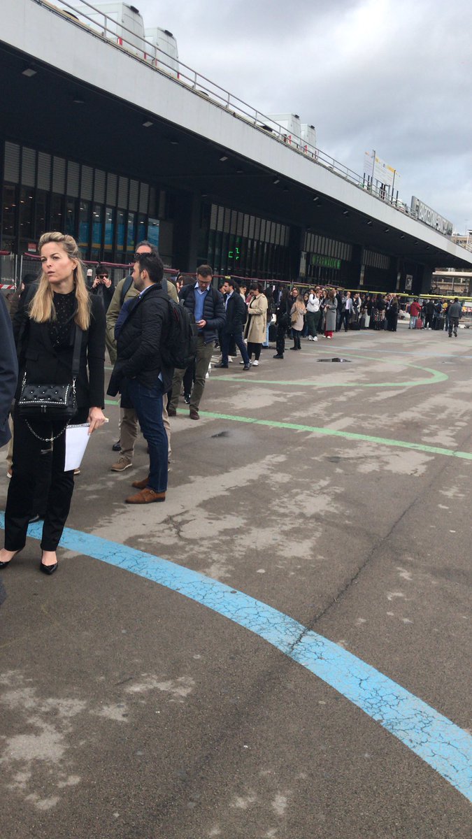 nachohosta's tweet photo. 9:45 Sants Barcelona. Largas colas para coger un taxi. No aprenem… https://t.co/xS3AHu8u2k