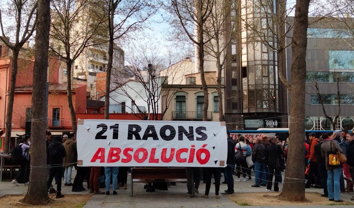 la_IAC's tweet photo. Som als jutjats de #Girona donant el nostre suport a @21raons davant el judici polític que un cop més es practica des de l'estat per reprimir el dret a la protesta. Contra la repressió totes som 21 raons!
La seva repressió,
La nostra solidaritat! https://t.co/yownzz9ADA