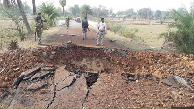 NehaLove28's tweet photo. #BREAKING 
A major accident took place in Kanker district of Chhattisgarh.
Naxalites did IED blast, 2 BSF jawans seriously injured in #Chhattisgarh.  Salute and Respect for our #Bravehearts. #JaiHind 🙏🇮🇳
#NaxalFreeIndia  @ANI @ndtv 
#MaoistAgainstDevelopment 
#TejRan  #AtiqAhmed https://t.co/BcNqoGtBDt