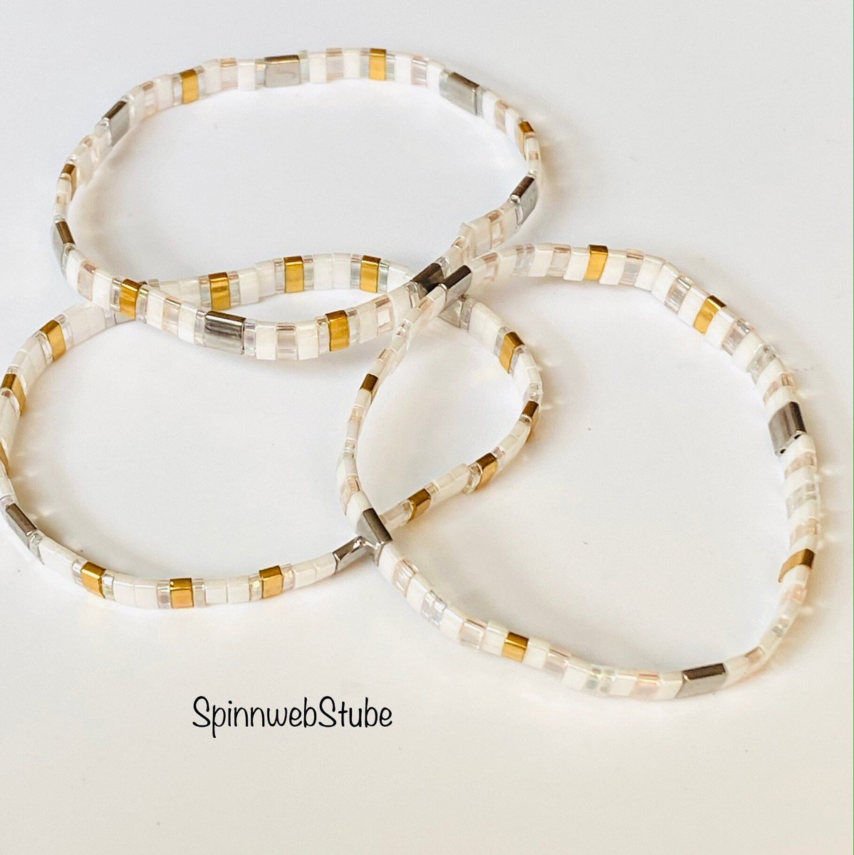 Freue mich, euch diesen Artikel aus meinem Shop bei #etsy vorzustellen: Stapelarmbänder "Weiß, gold, silber" etsy.me/3JQ88iG