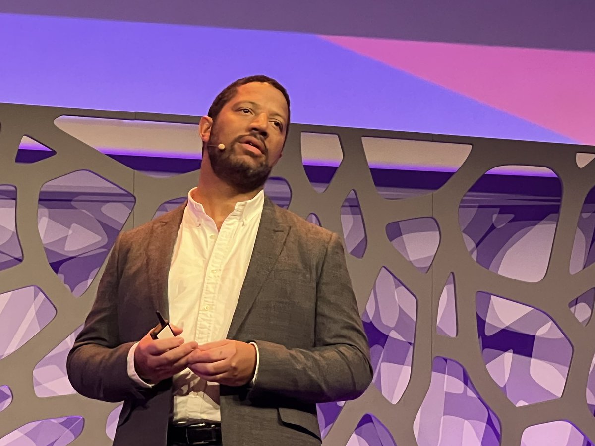 Keynote time! AWS’ Charlie Anderson &amp; Cameron Brooks are explaining to customers the ☁️opportunities in EMEA for citizens, workforce &amp; the next generation. #AWSSymposium 🇧🇪