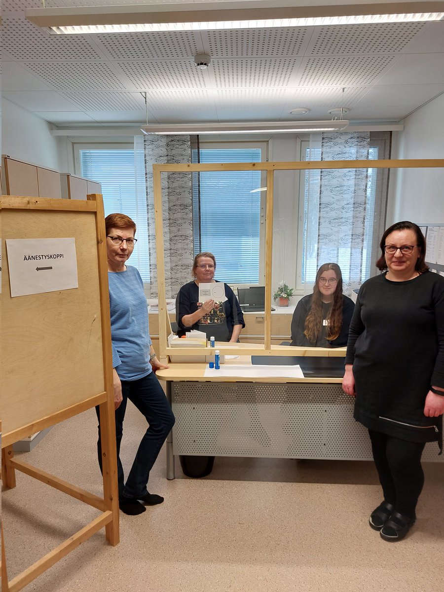Vaalit eivät järjesty kunnissa itsestään. Keskusvaalilautakunnan, vaalilautakunnan ja vaalitoimikunnan lisäksi tarvitaan vaalitoimitsijoita. Kuvassa Anneli Paananen, Senja Jormakka, Milla Virnes ja Piia Villman. Kuvasta puuttuu Päivi Ruotsalainen. Iso kiitos kaikille työstänne!