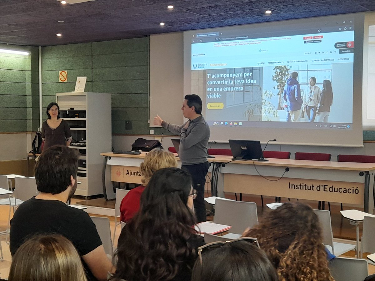MontsePiera's tweet photo. Els alumnes de segon curs de gestió administrativa del @LopezVicuBCN estant participant en un taller de finances a @fundaciobcnfp @barcelonactiva en relació al projecte #fpempren https://t.co/4pXhhc45J4