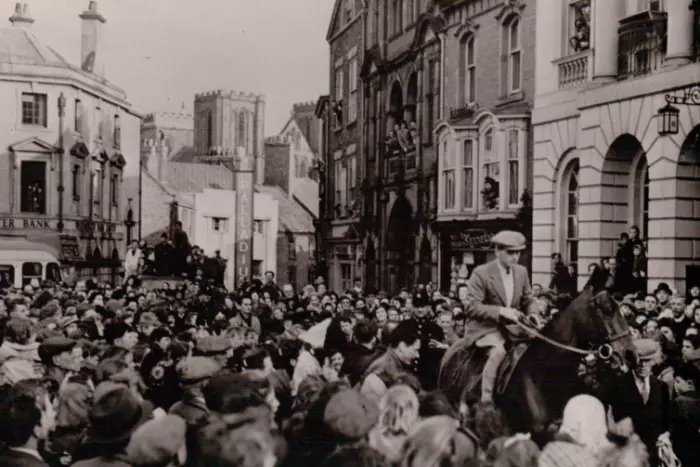 #Yorkshire-trained horses filled the first 3 places in the 1950 Grand National.
1st Freebooter: T- Bobby Renton ; J- Jimmy Power
2nd Wot No Sun: T- Neville Crump ; J- Arthur Thompson 
3rd Acthon Major: T- Walter Easterby ; J- Bobby O'Ryan 
Pics: Freebooter. 🏇#RacingMemories