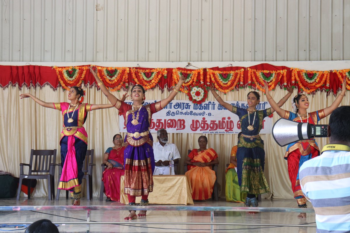 DAC_TN's tweet photo. ராணி அண்ணா அரசு மகளிர் கலைக் கல்லூரி திருநெல்வேலி நாற்பெரும் விழாவின் துவக்கவிழாவில் திருநெல்வேலி மாவட்ட அரசு இசைப்பள்ளி சார்பாக கலை நிகழ்ச்சிகள் வழங்கப்பட்டன https://t.co/SkgKGAXBCY
