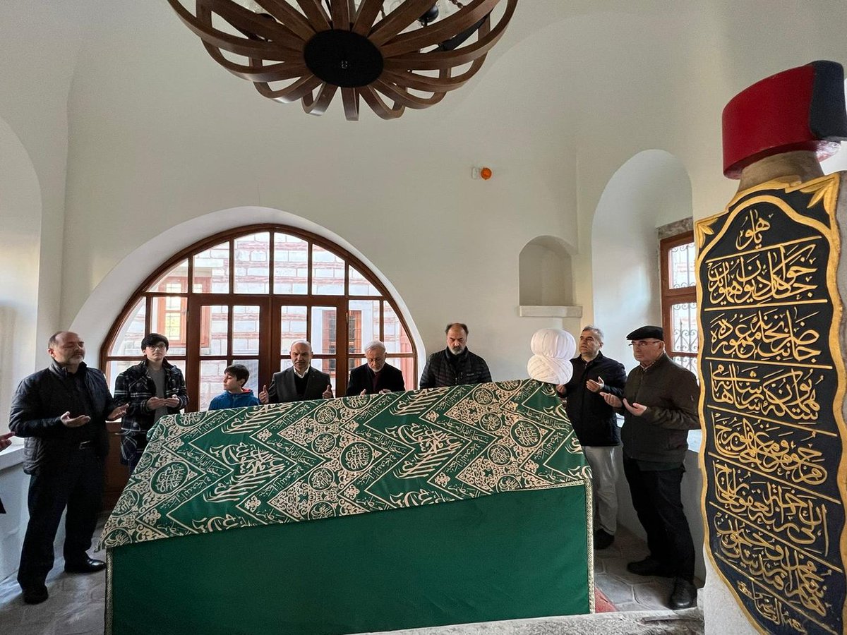 Hattat Mustafa Râkım Efendi, vefatının 197. sene-i devriyesi münasebetiyle Fatih Karagümrük'te bulunan türbesinde dualarla yâd edildi. 

unyeliler.com/detail.php?Rou…