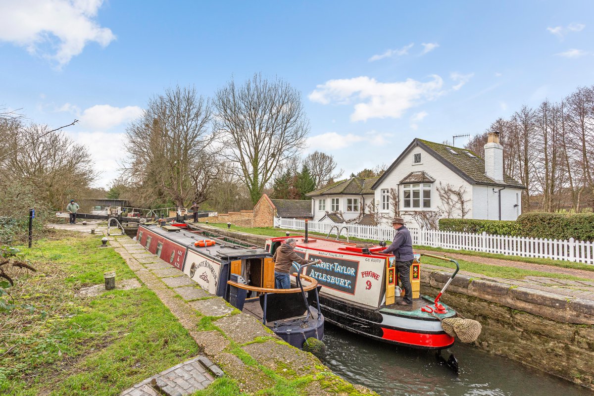 Savills's tweet photo. Lot Mead Lock House is a stunning characterful home steeped in #history in a wonderful #ruralsetting - a true gem and a rare find.
This historic lock keeper's cottage is thought to have been built in the middle of the nineteenth century. ➡️ https://t.co/zURoft5Ial https://t.co/qsT5xGh9VM