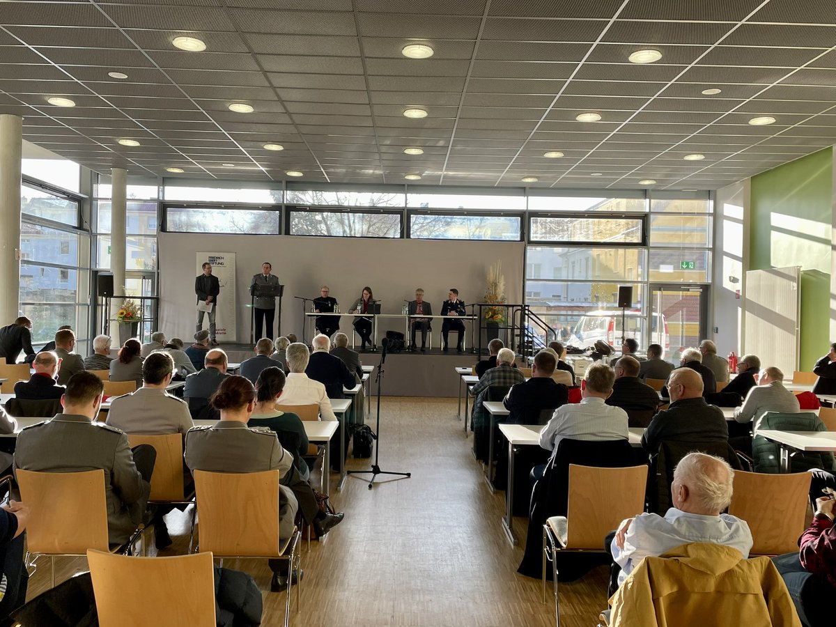 RolandBoegel's tweet photo. Wichtige Diskussion mit Politik, Militär, Wissenschaft und der Gesellschaft in BURG #FriedrichEbertStiftung 
Besonders gefreut, hat mich, dass auch unsere jungen Offiziere mitdiskutiert haben!
#StaatsbürgerInUniform
#Zeitenwende 
#StrongerTogether
#LogRgt1 https://t.co/RQvHprLx7T
