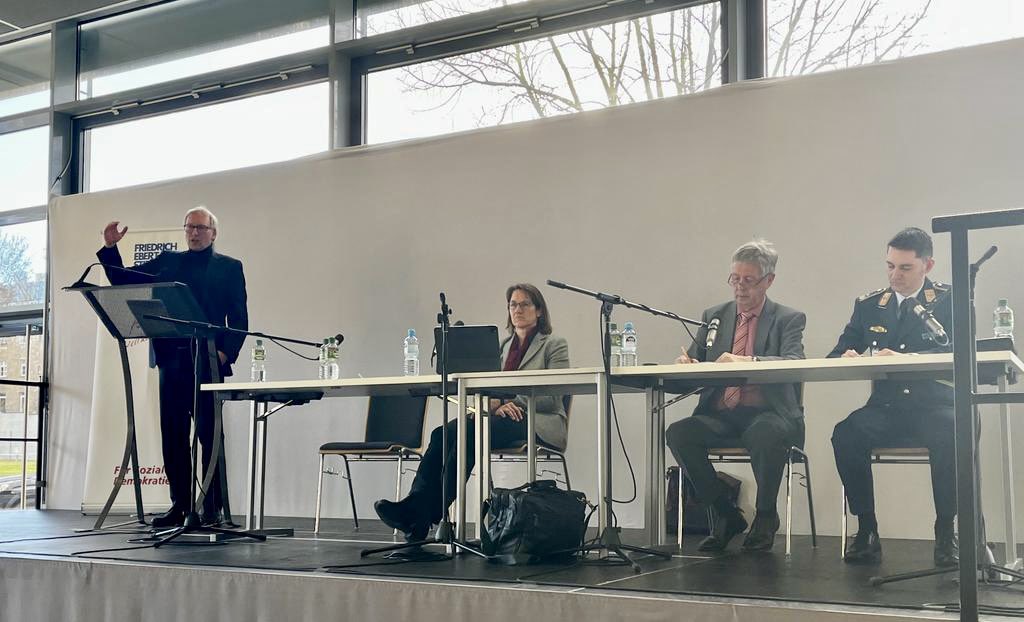 RolandBoegel's tweet photo. Wichtige Diskussion mit Politik, Militär, Wissenschaft und der Gesellschaft in BURG #FriedrichEbertStiftung 
Besonders gefreut, hat mich, dass auch unsere jungen Offiziere mitdiskutiert haben!
#StaatsbürgerInUniform
#Zeitenwende 
#StrongerTogether
#LogRgt1 https://t.co/RQvHprLx7T