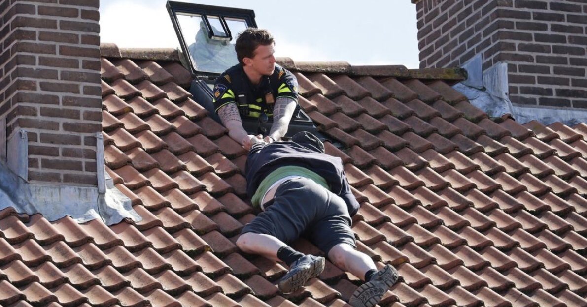 #Politietaak is ondermeer hulp verlenen aan hen die dat behoeven, zo staat in artikel 3 van de Politiewet. Een tastbaar voorbeeld in #Naaldwijk waar een man van een dak dreigde te vallen!