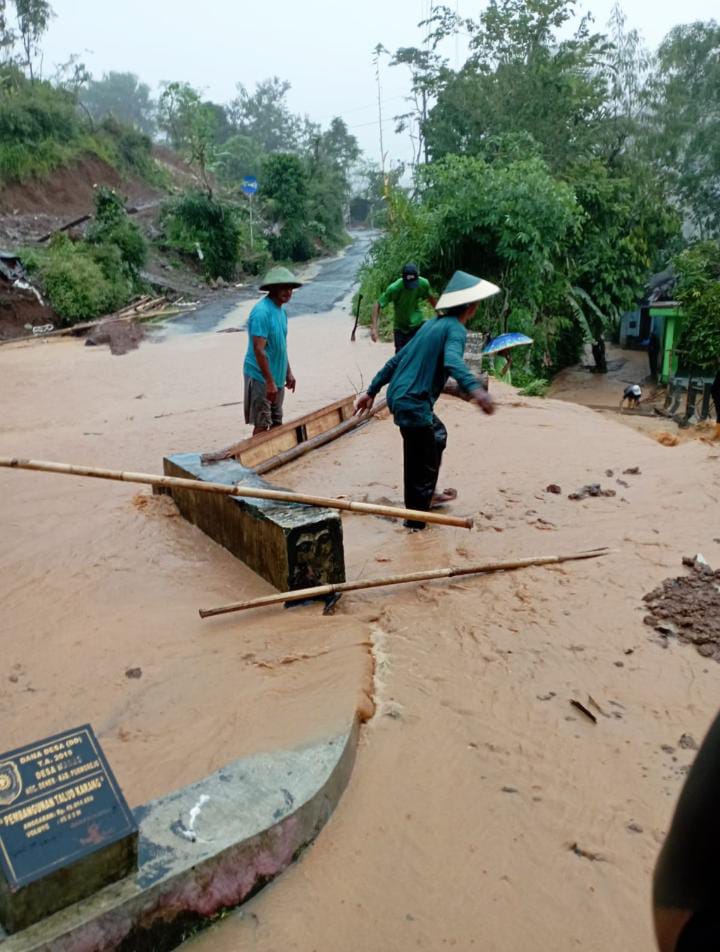 SIEJ_info's tweet photo. [WADAS BANJIR KARENA DAERAH RESAPAN DIALIH FUNGSIKN UNTUK AKSES JALAN LOKASI TAMBANG]

Sobat S I E J.

Apa yang dikhawatirkan warga penolak tambang andesit di Desa Wadas, Kabupaten Purworejo, Jawa Tengah benar-benar terjadi. 
#WadasMelawan #DepatiProject #JurnalisLingkungan #SIEJ https://t.co/cphpAAqAeK