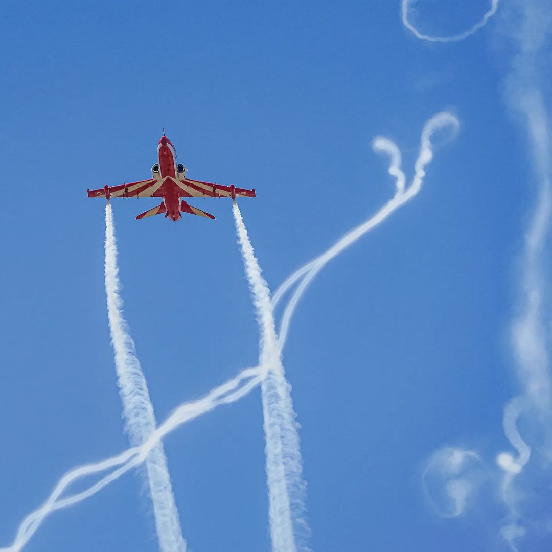 Fighter pilots are a bunch of teachers that gain the ability to write in the sky... ✈

 #indianairforce #baehawk #hawkjet #suryakiran #suryakiranaerobaticteam #tailslide #flares #demo #acrobaticdisplay #acrobats #touchtheskywithglory