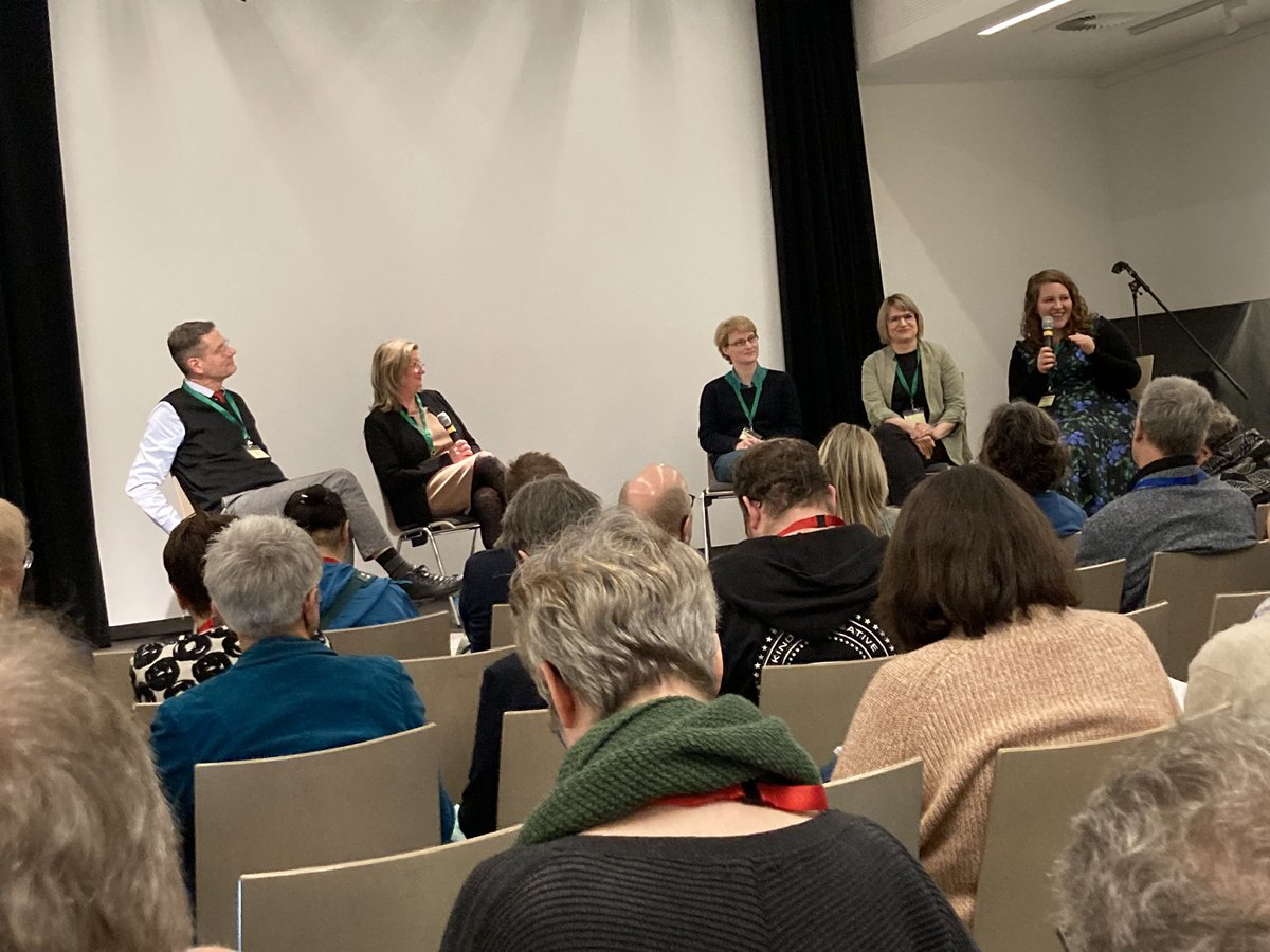 Slavka_RP's tweet image. Münchner Runde bei der #Baufachtagung 2023: #OpenLibrary ist kein Instrument zum Personalabbau, sondern ein Weg zur Erweiterung und Intensivierung der Angebote auf der Bibliotheksfläche. @StadtBibMuc