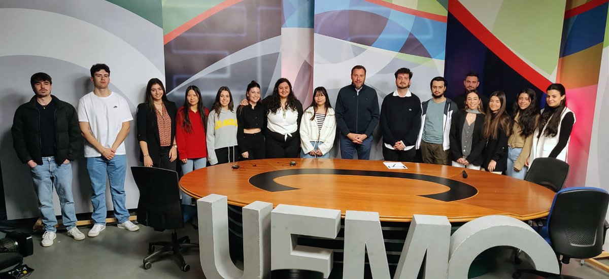 UEMC's tweet photo. │🎙️Estudiantes│El alcalde del @AyuntamientoVLL, @oscar_puente_, ha sido entrevistado hoy en el Plató de TV @UEMC por estudiantes de #Periodismo, #ComunicaciónAudivisual y #Publicidad, en el marco de un actividad transversal mediante la cual producen y presentan un magazine. https://t.co/JOY3b2qRVG